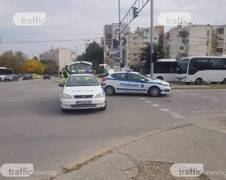 Шофьорка за малко да помете патрулка в Пловдив, не разбрала, че минала на червен светофар