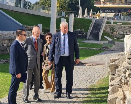 Симеон Сакскобурготски на посещение в Пловдив, подписа се в Почетната книга на града