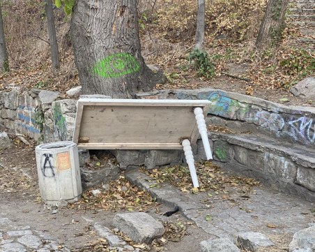 Вандали превърнаха Сахат тепе в пивница, закараха си маса
