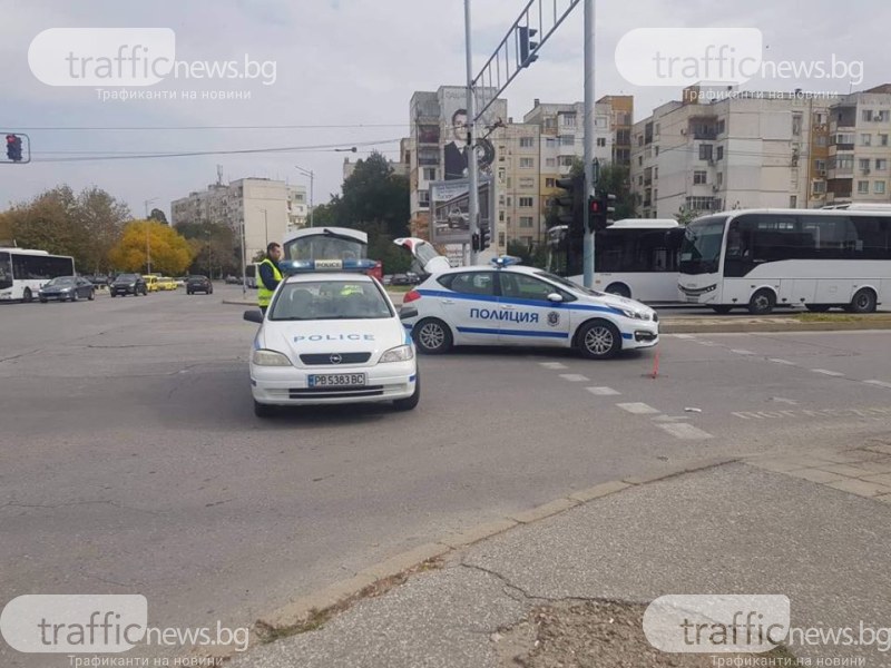 Шофьорка за малко да помете патрулка в Пловдив, не разбрала, че минала на червен светофар