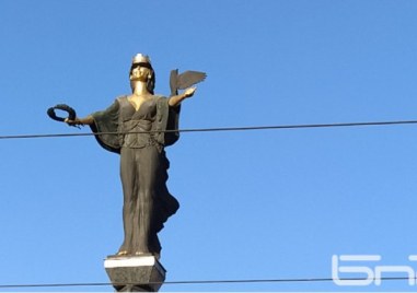 Статуята на Света София в центъра на осъмна с черна