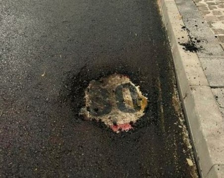 Нова технология? Асфалтираха пътен знак във 