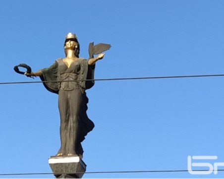 Статуята на Света София осъмна с черна превръзка на очите