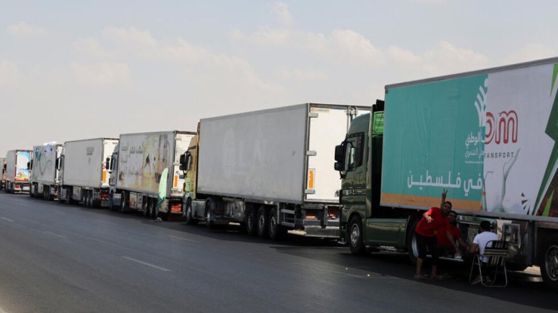 Камиони, превозващи хуманитарна помощ от Египет за обсадената Газа, започнаха