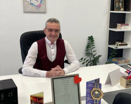 Първомаец продаде къща и даде сумата на училището в града