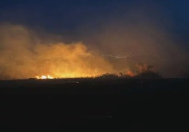 Трети ден не стихват пожарите в горски масиви край Костинброд