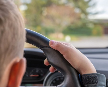 12-годишен подкара кола в Търговишко, рани баба си и дядо си