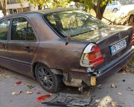 Камион отнесе паркиран мерцедес в Пловдив и продължи