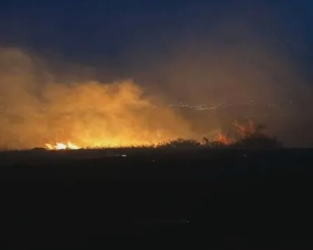 Трети ден не стихва пожарът край Безден, 150 доброволци са се включили в гасенето