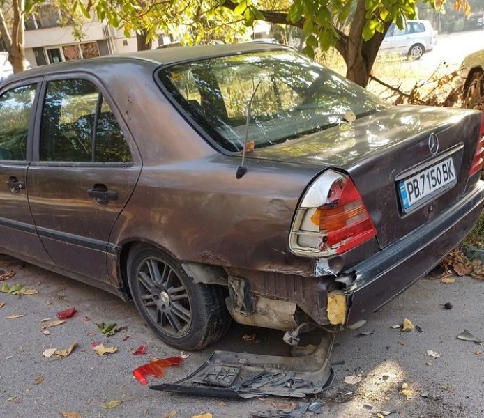 Камион отнесе паркиран мерцедес в Пловдив и продължи
