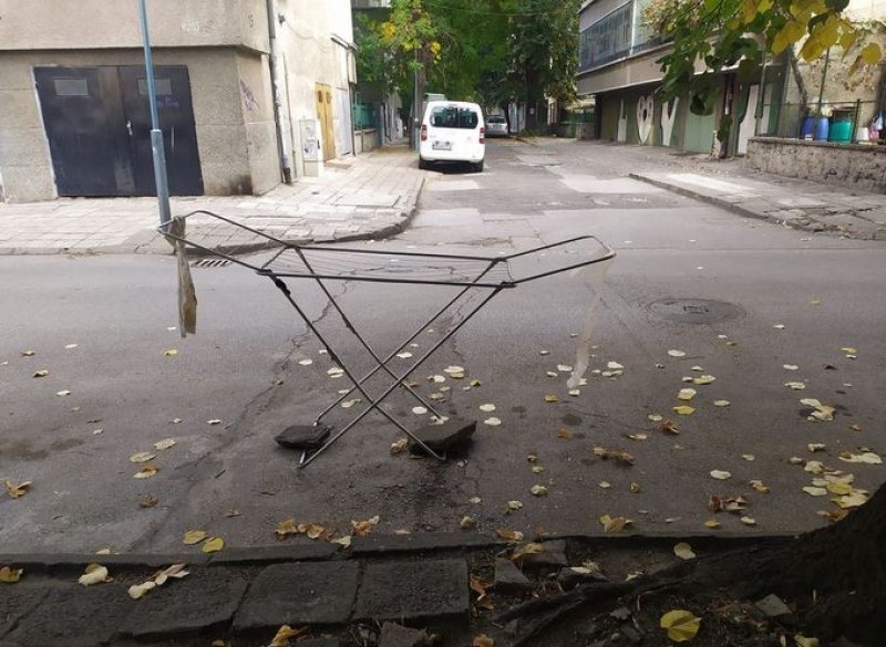 Необичайно съоръжение се появи на асфалта в пловдивски квартал. Цял-целеничък