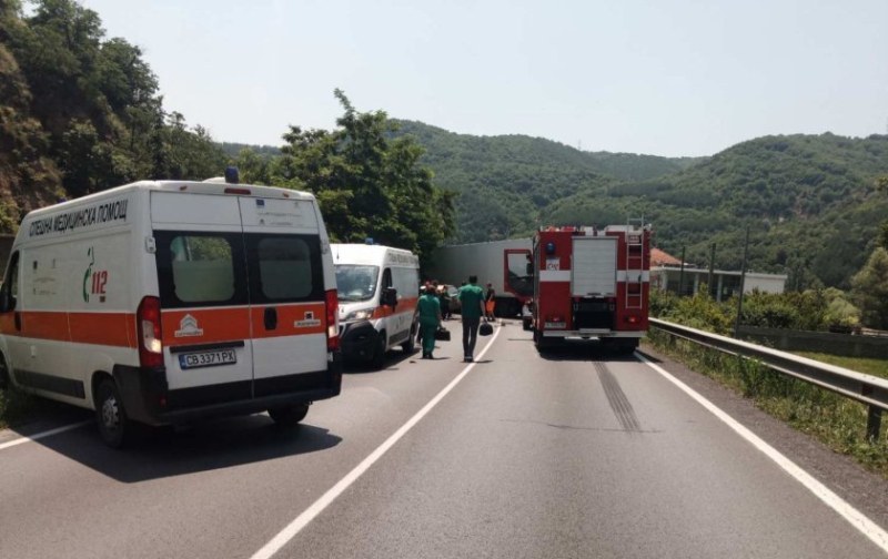 Тежка катастрофа затвори главния път Е-79, жена е загинала