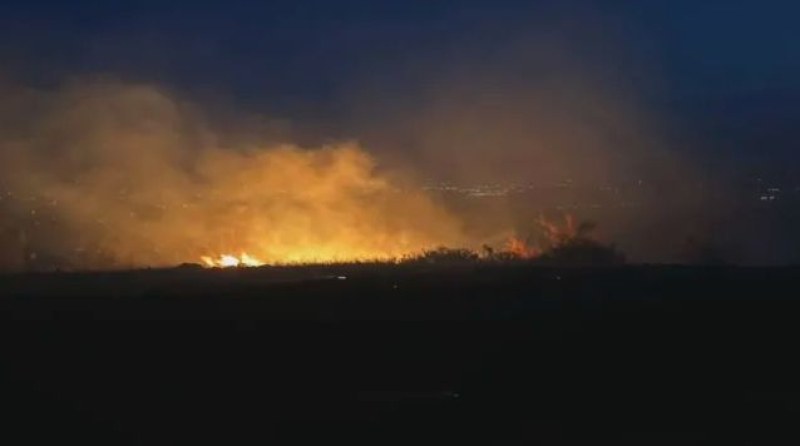 Трети ден не стихва пожарът край Безден, 150 доброволци са се включили в гасенето
