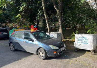 Необичайно послание получи водач паркирал в София Цветно детско колело