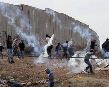 Израел бомбардира стотици цели в Газа, убити са командири на 