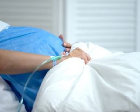 Лекари от две болници успяха да спасят родилка с тежки усложнения след секцио