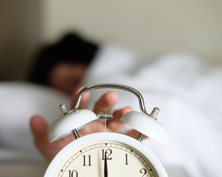 Защо отлагането на алармата сутрин не е толкова вредно?