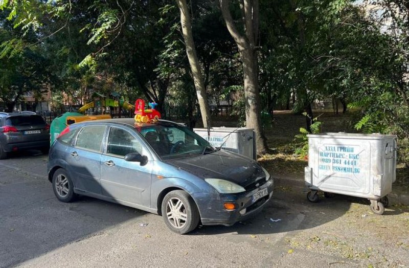 Необичайно послание получи водач, паркирал в София. Цветно детско колело