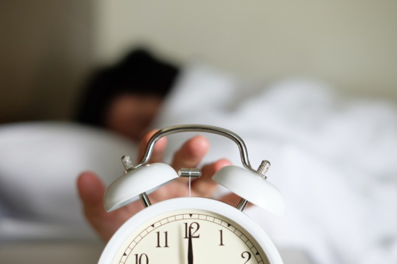 Защо отлагането на алармата сутрин не е толкова вредно?