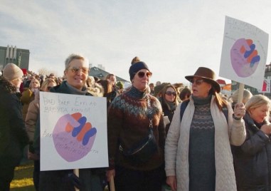 Около 100 000 жени в Исландия включително и премиерката Катрин