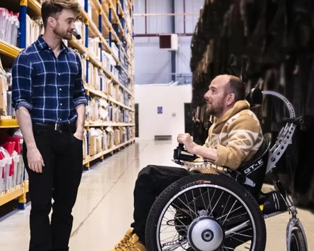 Даниел Радклиф снима филм за своя дубльор, който стана инвалид по време на снимките на Хари Потър