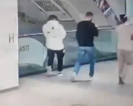 Двама мъже са пострадали след стрелба в голям търговски център в Скопие