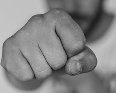 Мъж преби приятелката си в Плевенско, счупи ѝ носа