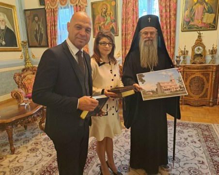 Митрополит Николай благослови Костадин Димитров, той дари проект за изграждане на нов храм в Пловдив