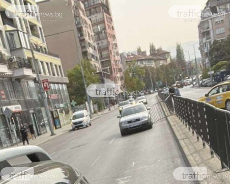 Нелепа катастрофа в Пловдив: Такси се удари в мантинела, отнесе го друг автомобил