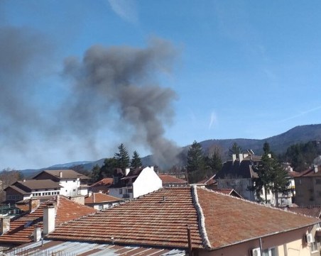 Пожар унищожи две къщи във Велинград