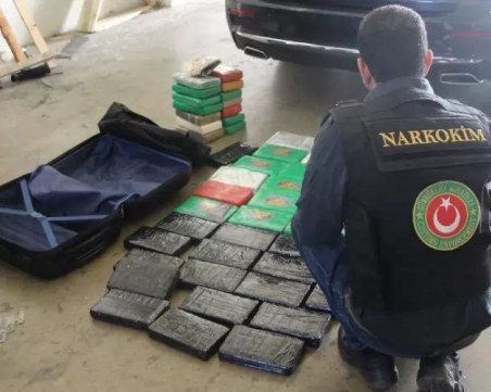 Турски митничари откриха 55 кг кокаин в автомобил на посолство в София