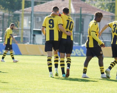 Вижте съставите на Ботев и Локомотив София