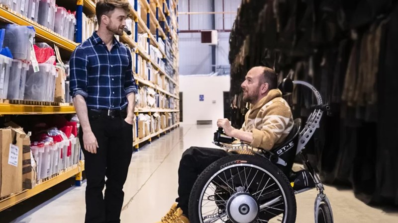 Даниел Радклиф снима филм за своя дубльор, който стана инвалид по време на снимките на Хари Потър