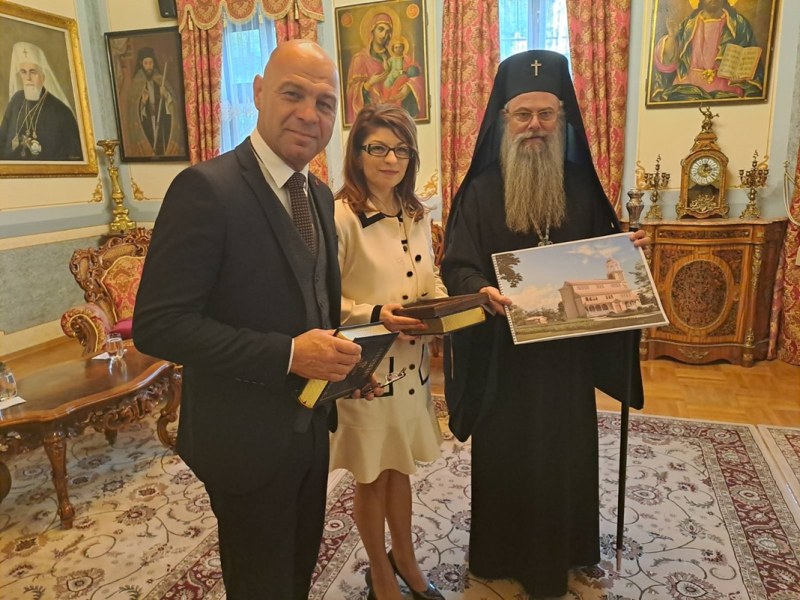 Митрополит Николай благослови Костадин Димитров, той дари проект за изграждане на нов храм в Пловдив