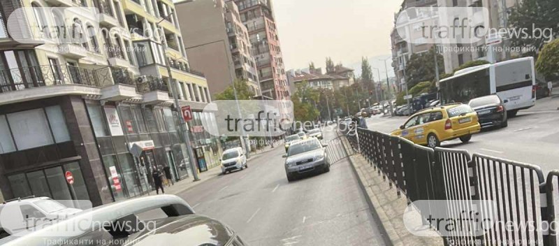 Нелепа катастрофа в Пловдив: Такси се удари в мантинела, отнесе го друг автомобил