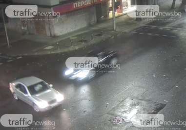 Видео показва тежката катастрофа между два автомобила на бул Цар