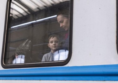 Украинските власти наредиха евакуацията на децата от десет населени места  намиращи се