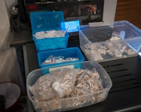 Дрога за близо милион, оръжия и над 100 000 лв са иззети при спецоперация в София