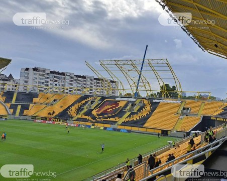 Ето докъде стигна монтирането на козирката на Колежа