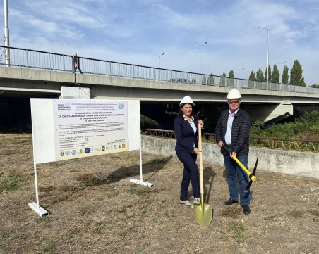 Разкопават част от новоасфалтирания бул. „Марица-Юг”, за да изградят отводнителен канал