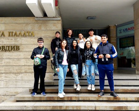 Ученици от две пловдивски училища влязоха в ролите на съдии в Окръжен съд-Пловдив