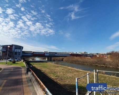 Вандал разби противопожарно табло на пешеходния мост в Пловдив, задържаха го