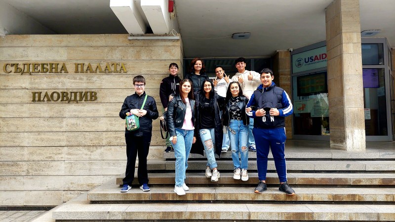 Ученици от две пловдивски училища влязоха в ролите на съдии в Окръжен съд-Пловдив