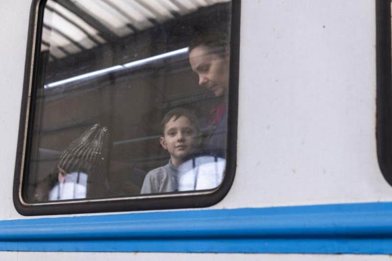 Украинските власти наредиха евакуацията на децата от десет населени места, намиращи се