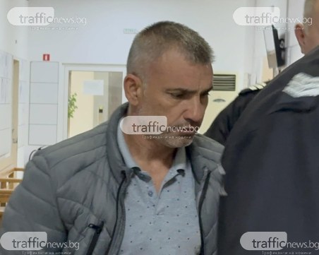 Доведоха с белезници в съда мъжа, разбил стъклото на бус след изпреварване