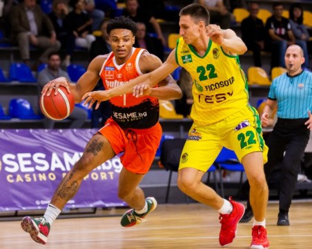 Драма в Шумен и първи успех за Академик