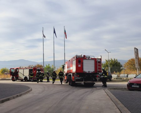 Като на пожар: Пловдивски огнеборци евакуираха 400 работници при проиграване на занятие