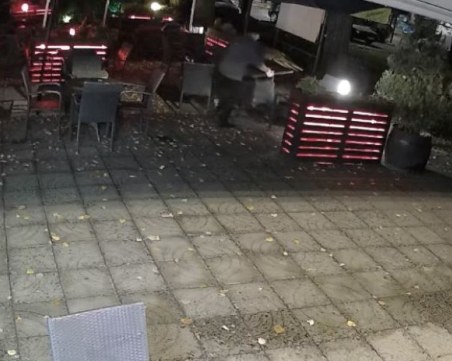 Мъж задигна маса от кафене в Пловдив