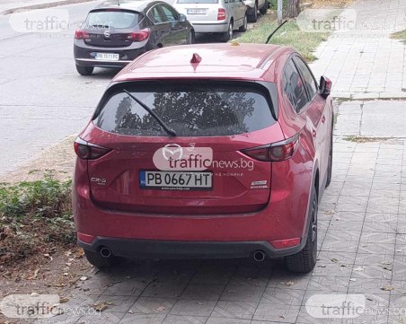 Тротоар в центъра на Пловдив се превърна в паркинг