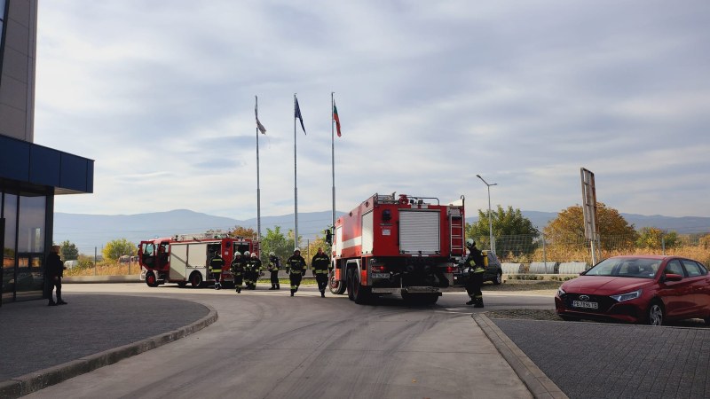 Като на пожар: Пловдивски огнеборци евакуираха 400 работници при проиграване на занятие